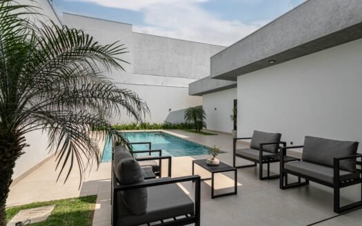 Casa mobiliada com piscina – Jardim Cidade Monções em Maringá