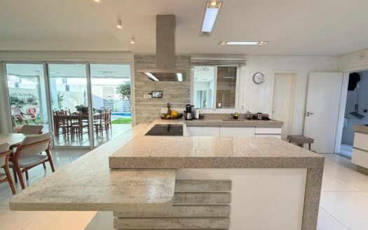 Casa com 4 suítes no Condomínio Residencial